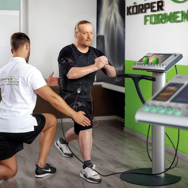 Joey Kelly mit einem Trainer während des Trainings