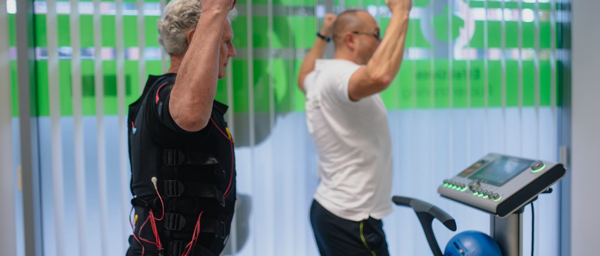 Trainer mit einem Kunden während des Trainings