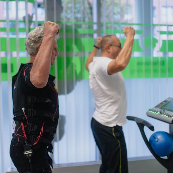 Trainer mit einem Kunden während des Trainings