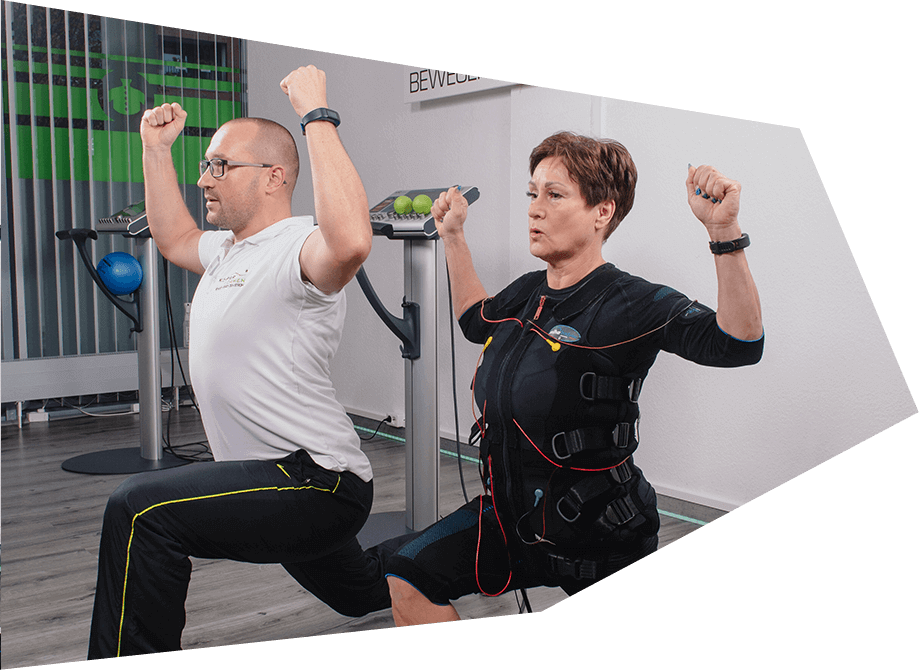 Trainer mit Kundin während des Trainings