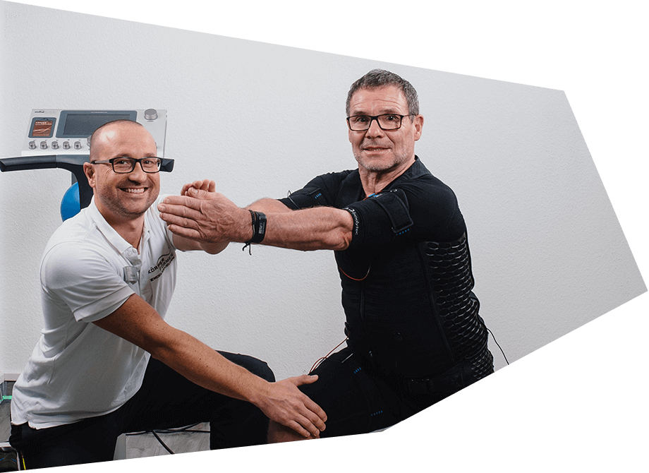 Trainer mit Kunde während des Trainings