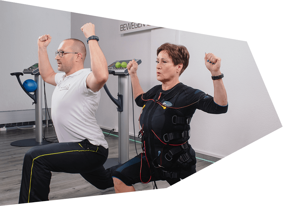 Trainer und Kundin die gemeinsam eine Übung durchführen