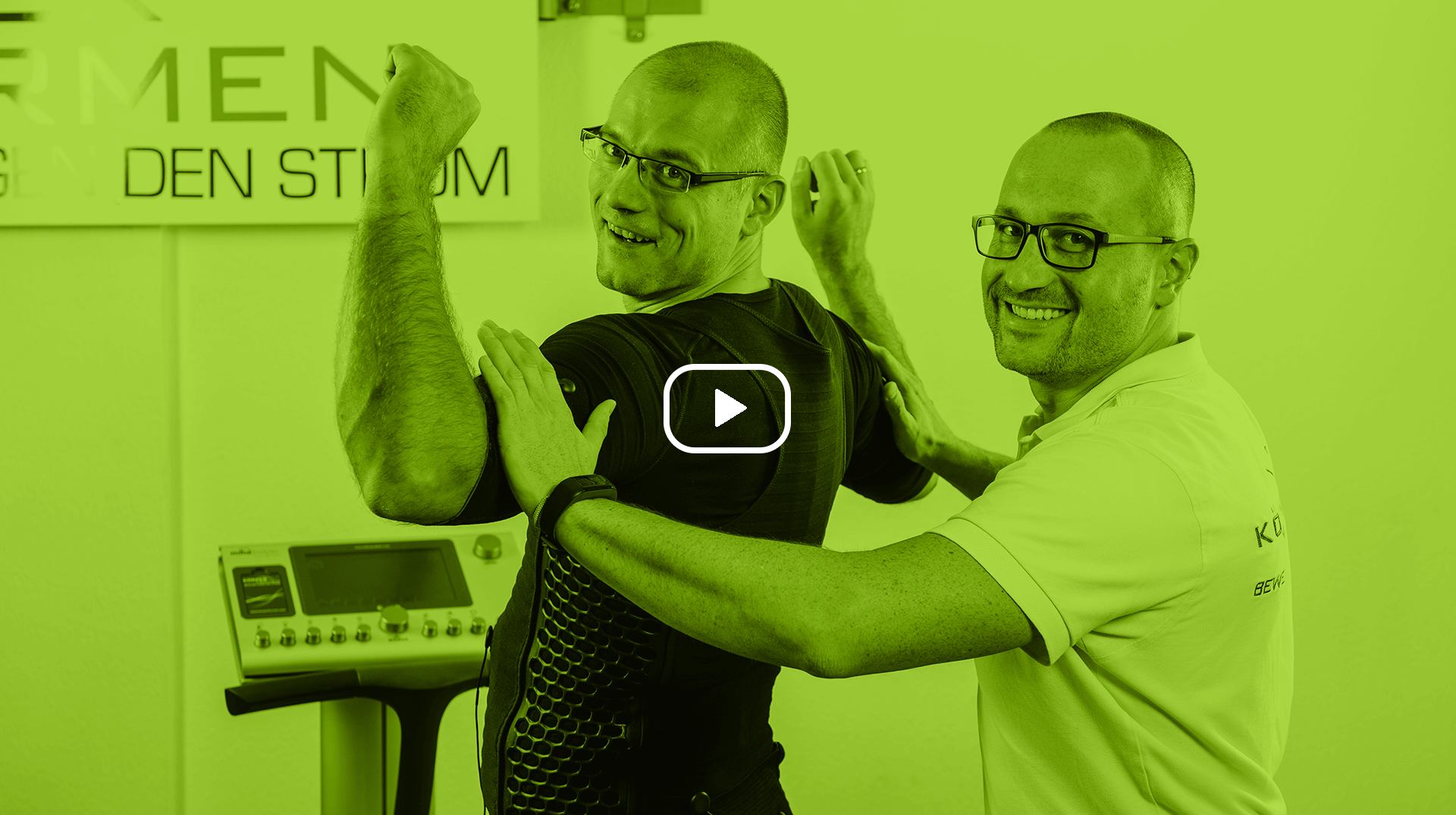 Video Thumbnail - Trainer und Kunde am EMS Gerät während des Trainings