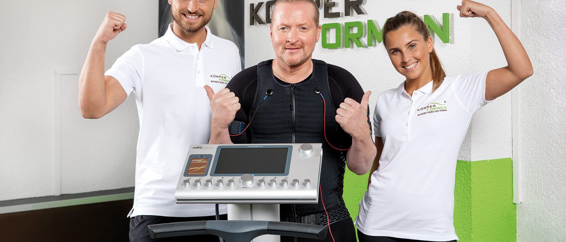 Joey Kelly mit einem Trainer und einer Trainerin
