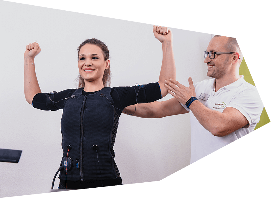 Trainer und Kundin am EMS Gerät während des Trainings