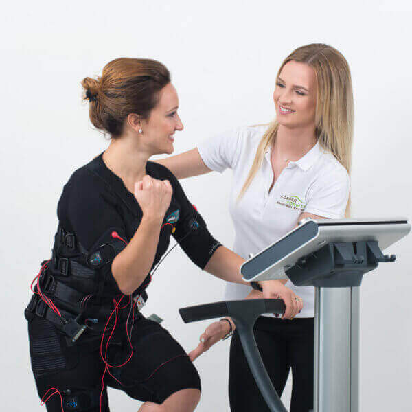 Trainierende beim EMS Training mit Trainerin