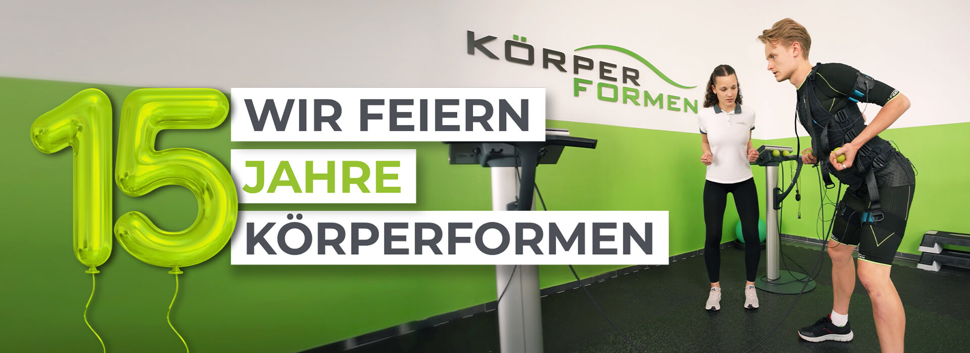 Wir feiern 15 Jahre Körperformen. EMS-Trainingsbild von Luke Kelly mit einer Körperformen Trainerin in einem Studio.