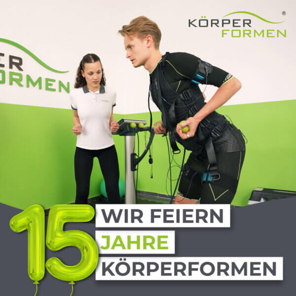 Wir feiern 15 Jahre Körperformen. EMS-Trainingsbild von Luke Kelly mit einer Körperformen Trainerin in einem Studio.