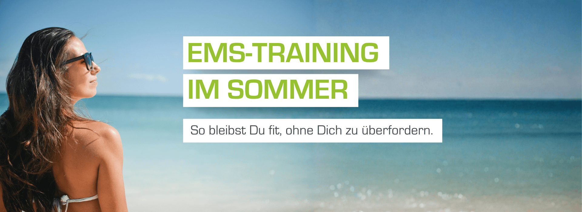Blobbeitragsbild: "EMS-Training im Sommer". Frau mit Sonnenbrille schaut zufrieden zur Seite. Im Hintergrund ist ein klarer Strand zu erkennen.